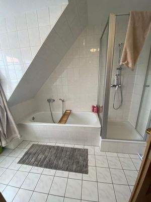 Bad mit Dusche und Wanne