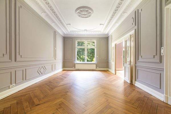 Wunderschönes Wohnzimmer, einzigartiger Stuck, hohe Decken, lichtdurchflutet