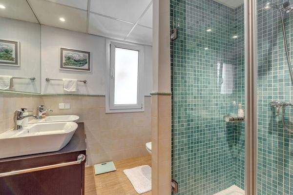 Eines von 4 Badezimmern