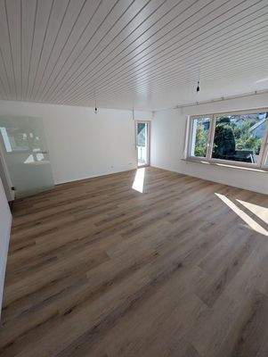 Wohnzimmer mit Balkonzugang