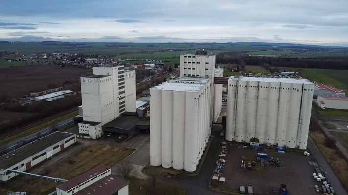 Großsilo-Anlage mit Mischwerk und Hallen auf Logistikgrundstück