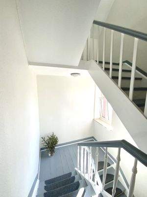 ansprechendes helles Treppenhaus