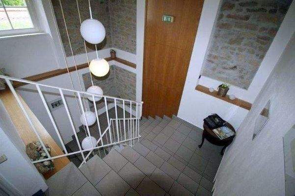 Treppenaufgang zu den Zimmern (2)