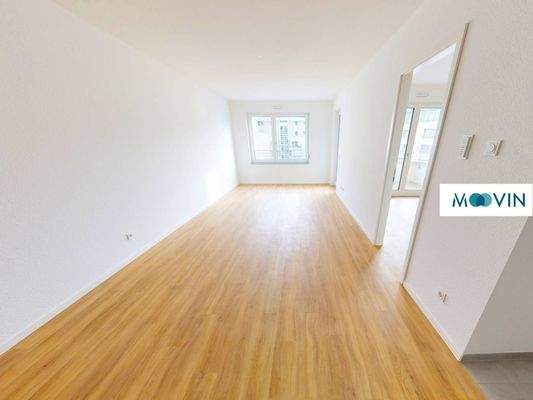 Wohn- und Essbereich mit angrenzendem Balkon