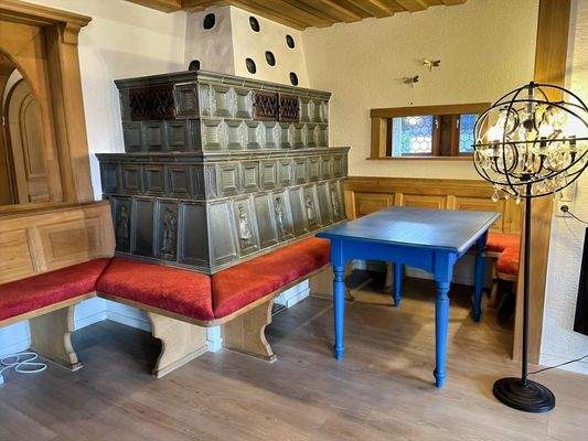 Wohnbereich mit Kachelofen