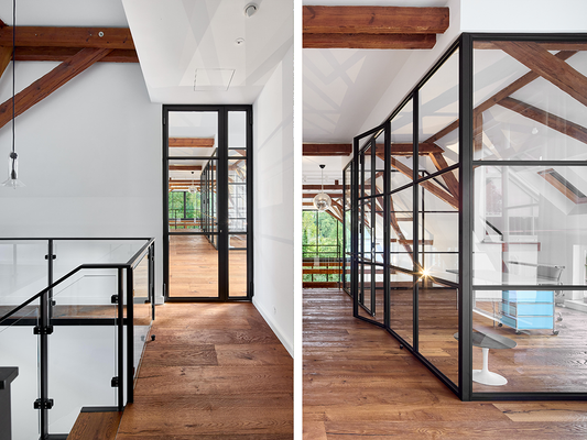 Holztreppe mit modernem Glasgeländer