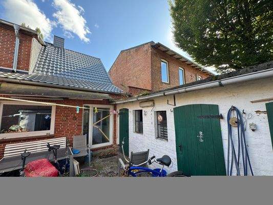 Außenansicht Terrasse WE2 & Abstellräume.JPG