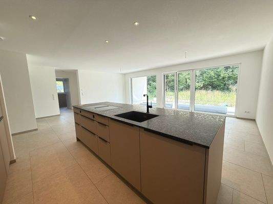 Moderne Küche mit Insel