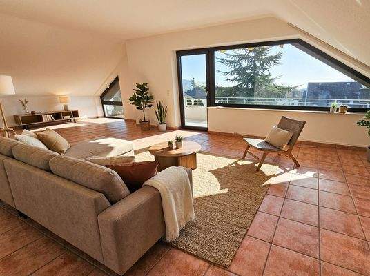 Wohn- und Esszimmer mit Zugang zum Balkon