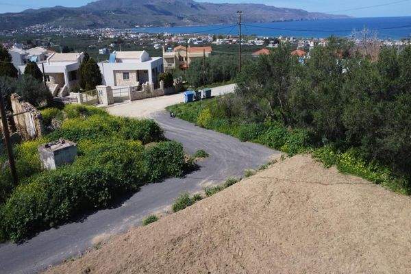 Kreta, Tavronitis: Grundstück mit hoher Bebaubarkeit in Meeresnähe zu verkaufen
