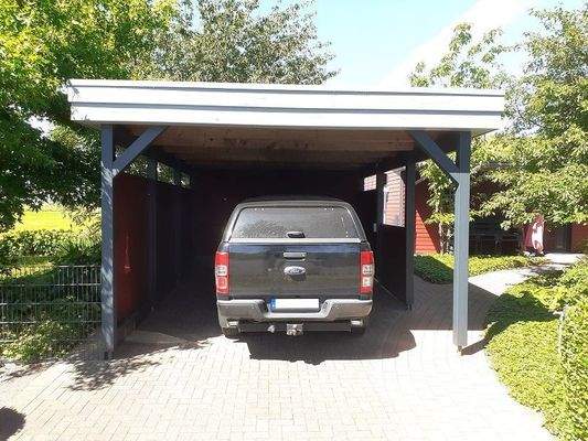 ... mit eigenem Carport.
