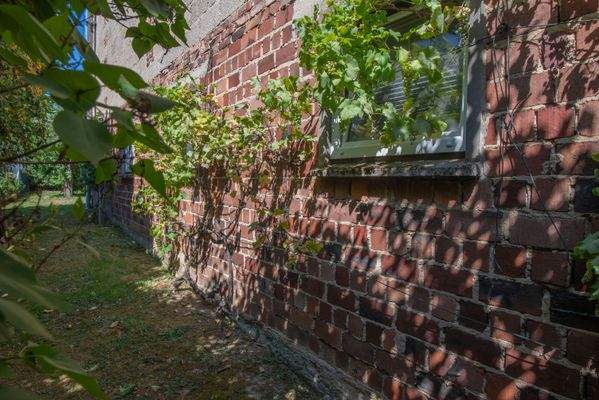 Seitlich der Scheune