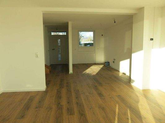 Blick zum Eingang und Küche re