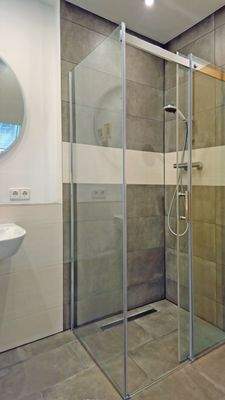 ...mit bodengleicher Dusche...