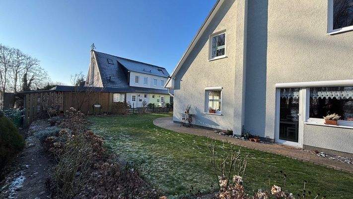 Garten und Giebelseite