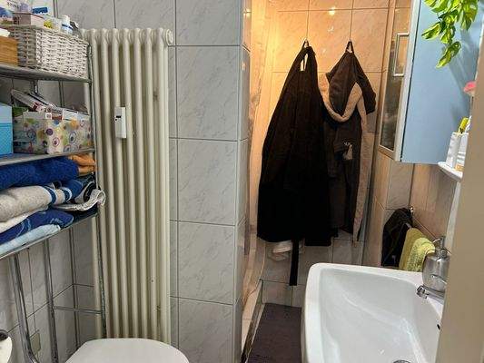 Badezimmer mit Toilette & Dusche 