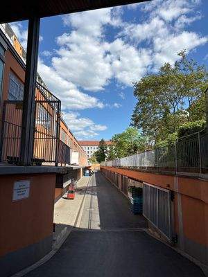 Einfahrt Parkplätze