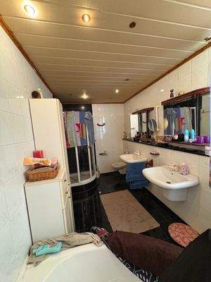 Das Elternbad neben dem Schlafzimmer