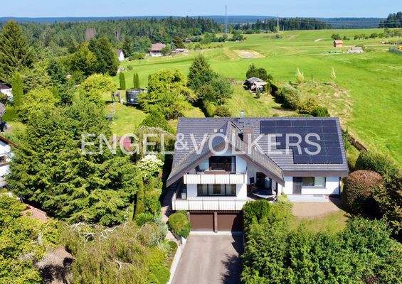 Luftbild des luxuriösen Einfamilienhauses