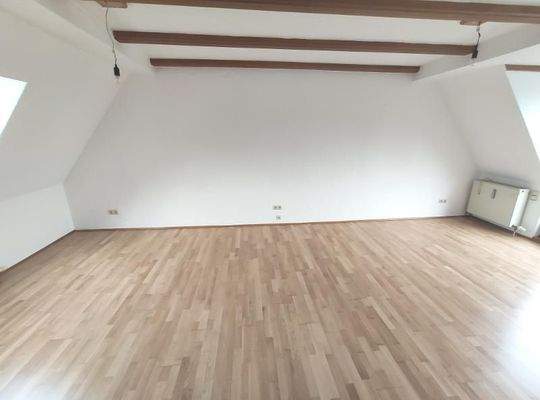 Wohnzimmer mit Balkon BIld 1