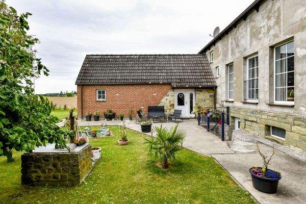 die Terrasse und der Kellereingang