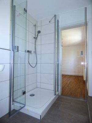 Tageslichtbad mit Dusche und Badewanne (OG)