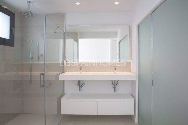 Sea-View Flats in a Fuengirola Complex in Spain