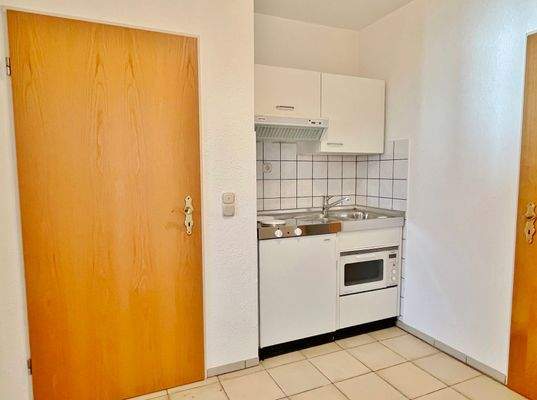 Untergeschoss: 1 Zimmer-Apartment rechts Pantry-Küche und Duschbad 