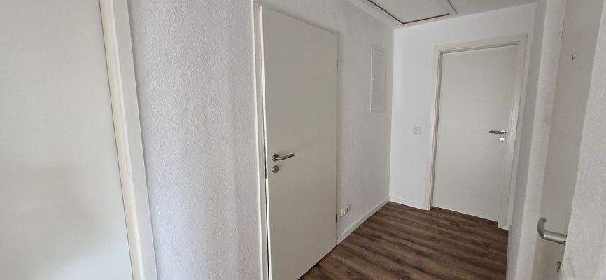 Heller Flur mit Holzboden