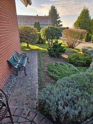 Weg am Haus zur Südwestterrasse.jpg