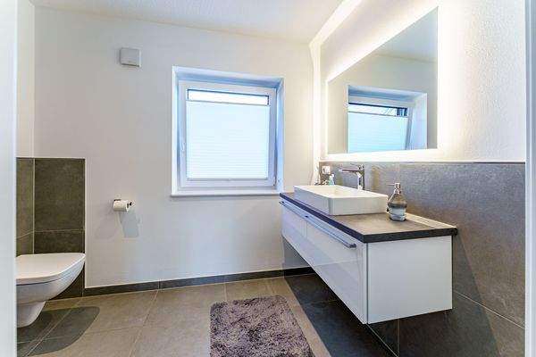 Modernes Tageslichtbadezimmer.