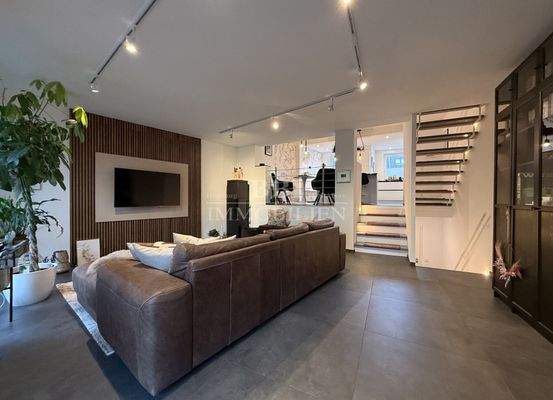 Offenes, lichtdurchflutetes Wohnzimmer