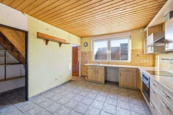 OG Küche mit kleiner Speisekammer