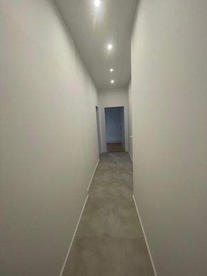 Langer Flur mit Türen