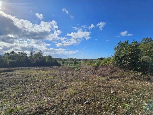 Ruhiges Baugrundstück mit Meerblick in Brtonigla