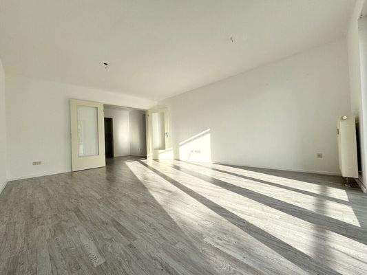 Wohnzimmer mit Flügeltüre zum Flur/Küche