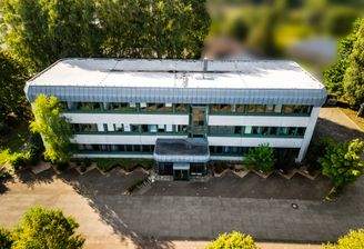 Ansicht mit Parkflächen