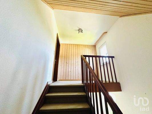  Treppenaufgang im Innenbereich – klassisches Treppenhaus mit Holzgeländer