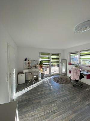 Helles Arbeitszimmer