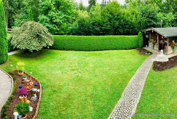 Großer Garten mit Freizeithütte