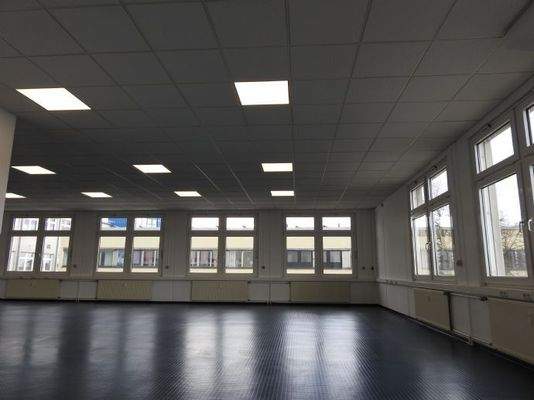 Büroräume mit LED-Panels und Kabelkanal