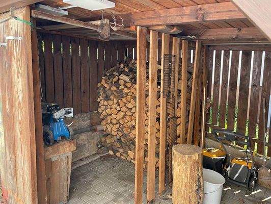 Holzschuppen mit Spalter