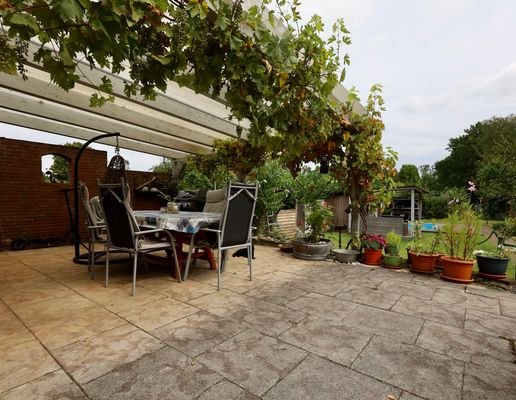 große Terrasse mit Blick in den Garten