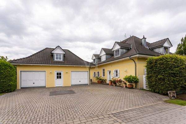 Vorderansicht Haus und Doppelgarage