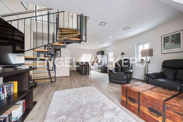 Lichtdurchflutetes Wohnzimmer mit Blick auf die offene, moderne Küche