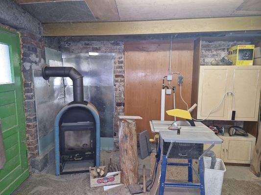 Nebengelass mit Ofen