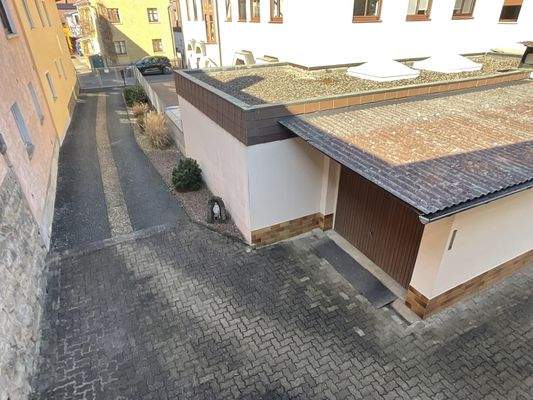 Hofeinfahrt und Garage