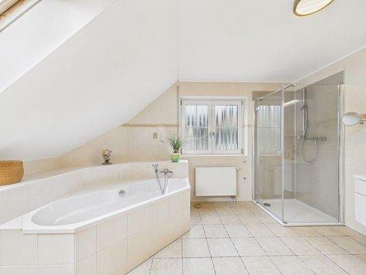 Masterbad mit Eckbadewanne, Dusche, Waschtisch und WC 
