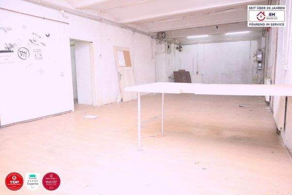 Durchsicht vom Eingang in den Raum