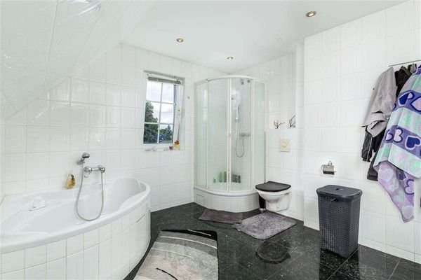 Badezimmer Obergeschoss.jpg